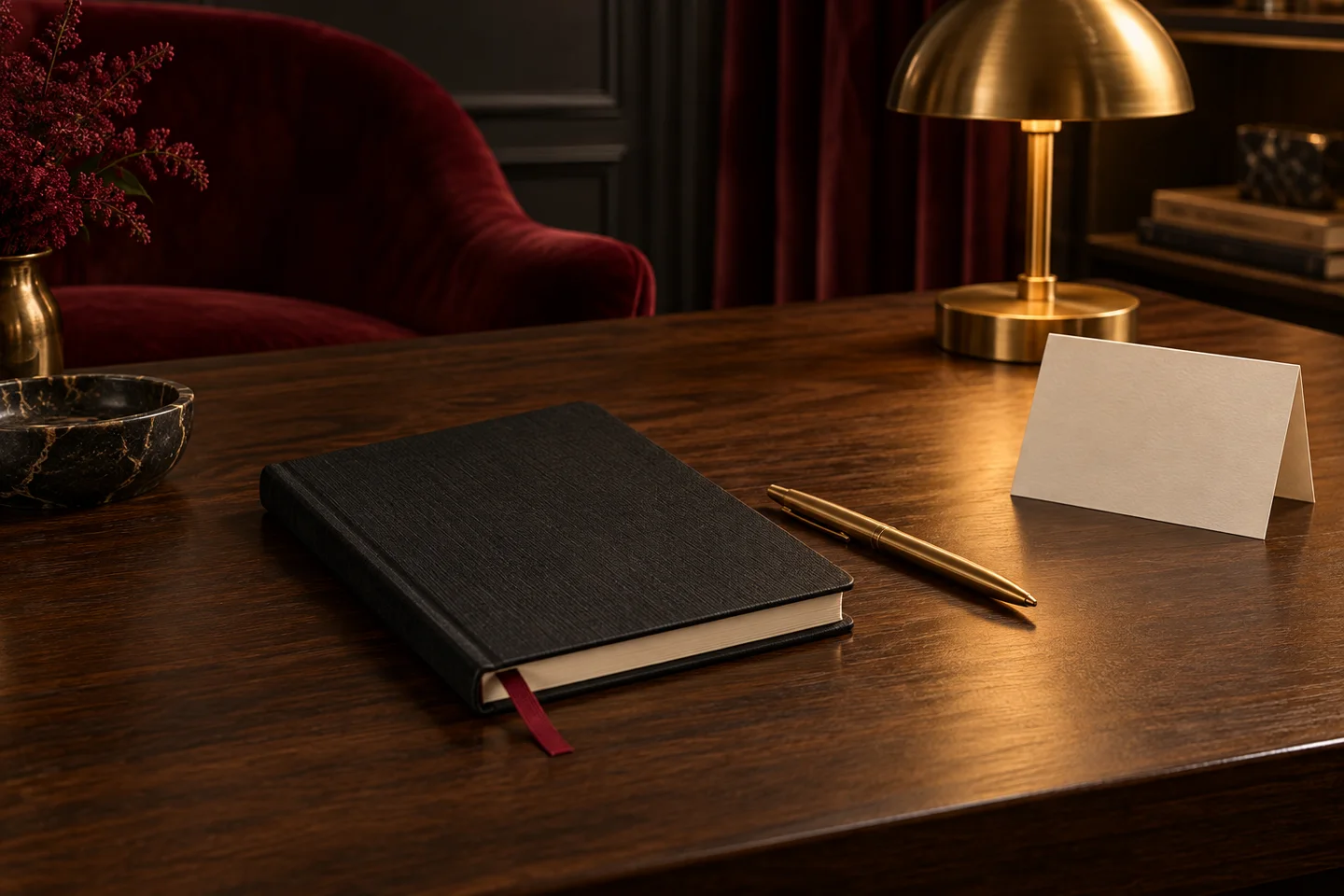 Een notitieboek en pen in warm licht, ruimte voor een gesprek; AI-sfeerbeeld